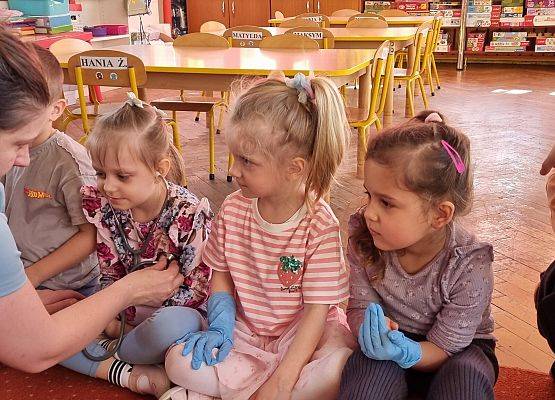 WIZYTA PIELĘGNIARKI U MISIAKÓW I SŁONECZEK grafika