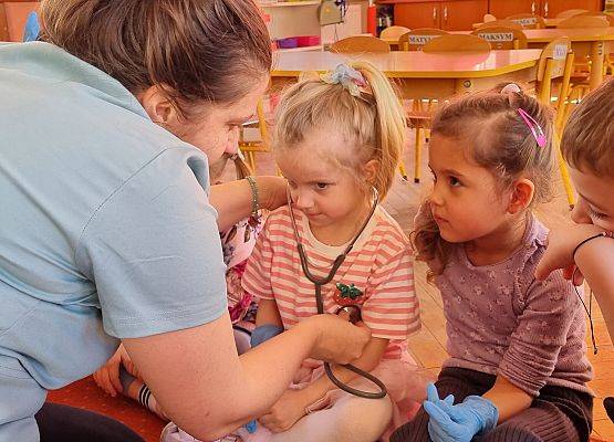 WIZYTA PIELĘGNIARKI U MISIAKÓW I SŁONECZEK grafika