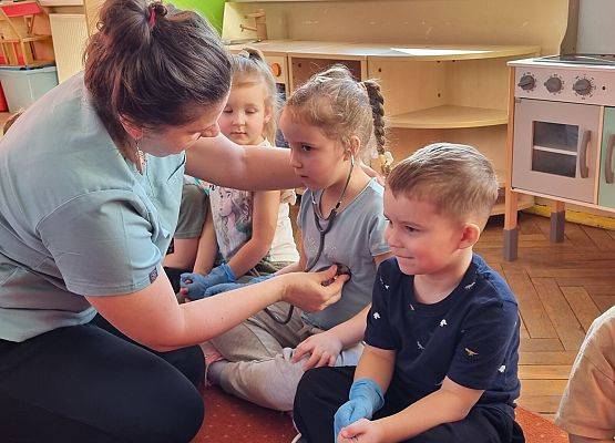 WIZYTA PIELĘGNIARKI U MISIAKÓW I SŁONECZEK grafika