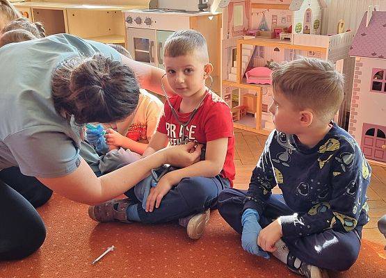 WIZYTA PIELĘGNIARKI U MISIAKÓW I SŁONECZEK grafika