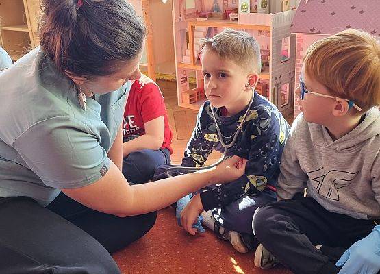 WIZYTA PIELĘGNIARKI U MISIAKÓW I SŁONECZEK grafika