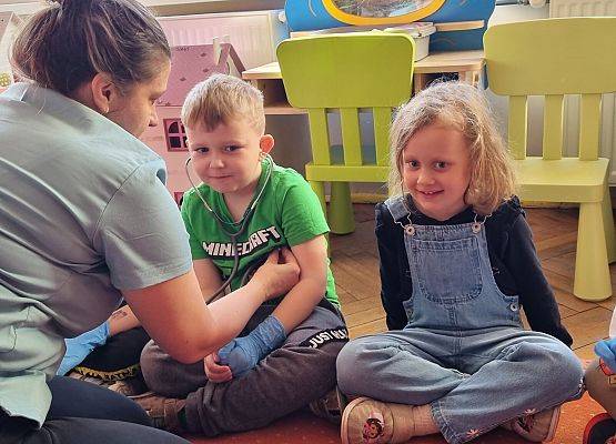 WIZYTA PIELĘGNIARKI U MISIAKÓW I SŁONECZEK grafika