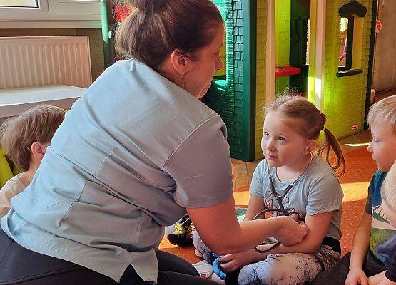 WIZYTA PIELĘGNIARKI U MISIAKÓW I SŁONECZEK grafika