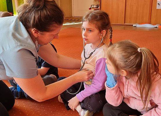 WIZYTA PIELĘGNIARKI U MISIAKÓW I SŁONECZEK grafika