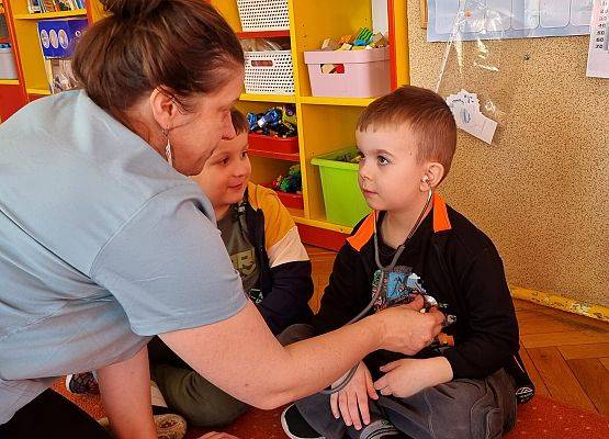 WIZYTA PIELĘGNIARKI U MISIAKÓW I SŁONECZEK grafika