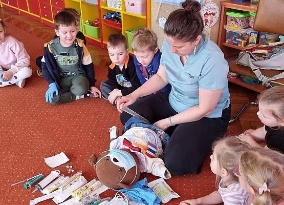 WIZYTA PIELĘGNIARKI U MISIAKÓW I SŁONECZEK grafika