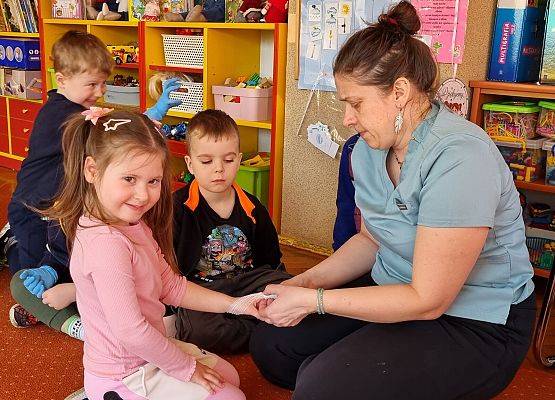 WIZYTA PIELĘGNIARKI U MISIAKÓW I SŁONECZEK grafika