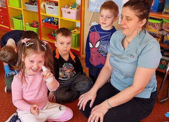 WIZYTA PIELĘGNIARKI U MISIAKÓW I SŁONECZEK grafika