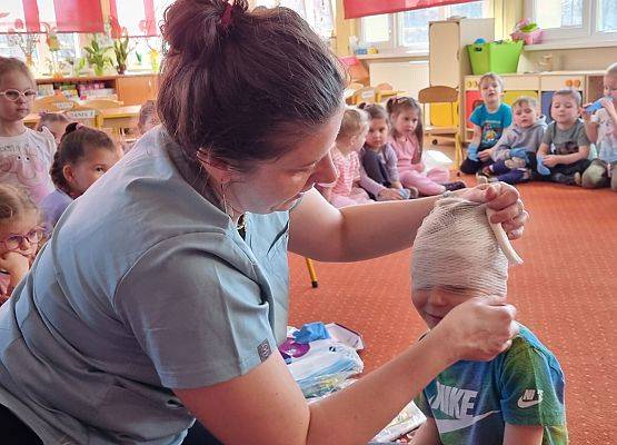 WIZYTA PIELĘGNIARKI U MISIAKÓW I SŁONECZEK grafika