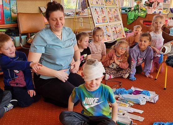 WIZYTA PIELĘGNIARKI U MISIAKÓW I SŁONECZEK grafika