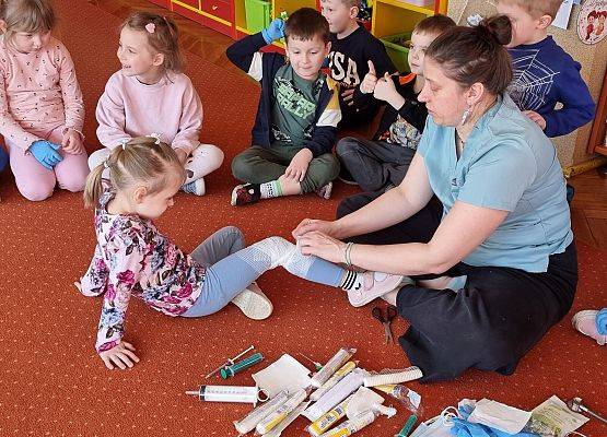 WIZYTA PIELĘGNIARKI U MISIAKÓW I SŁONECZEK grafika