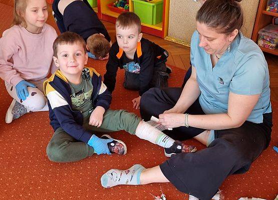 WIZYTA PIELĘGNIARKI U MISIAKÓW I SŁONECZEK grafika