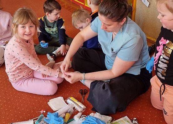 WIZYTA PIELĘGNIARKI U MISIAKÓW I SŁONECZEK grafika