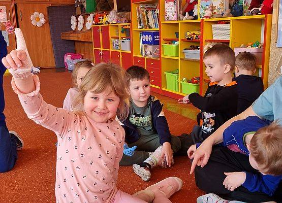 WIZYTA PIELĘGNIARKI U MISIAKÓW I SŁONECZEK grafika