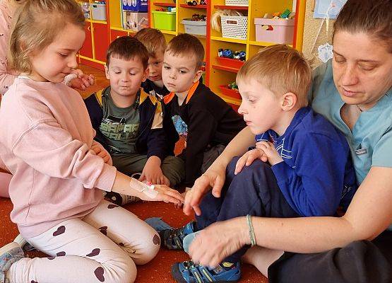 WIZYTA PIELĘGNIARKI U MISIAKÓW I SŁONECZEK grafika