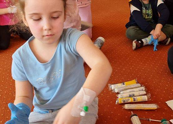 WIZYTA PIELĘGNIARKI U MISIAKÓW I SŁONECZEK grafika