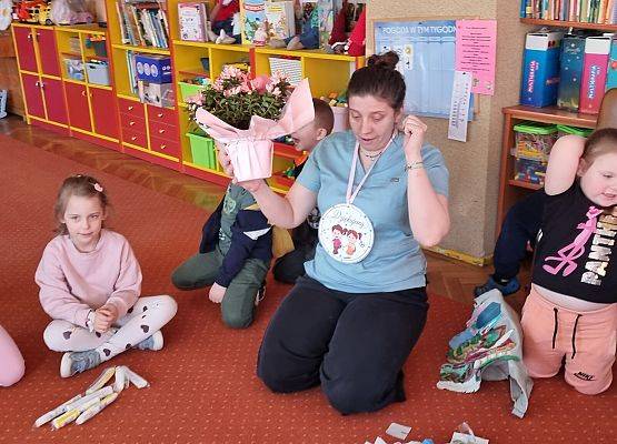 WIZYTA PIELĘGNIARKI U MISIAKÓW I SŁONECZEK grafika