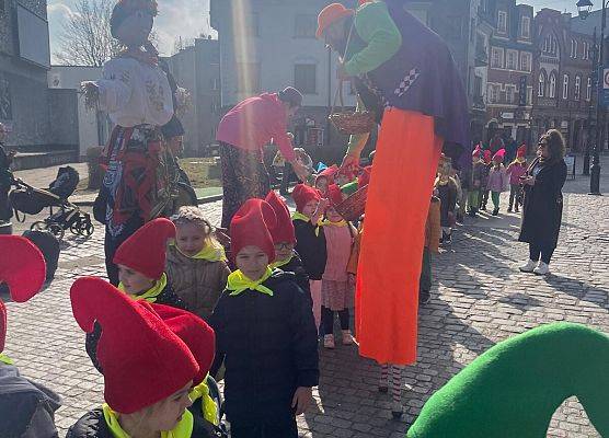 PRZEDSZKOLAKI WITAJĄ WIOSNĘ grafika