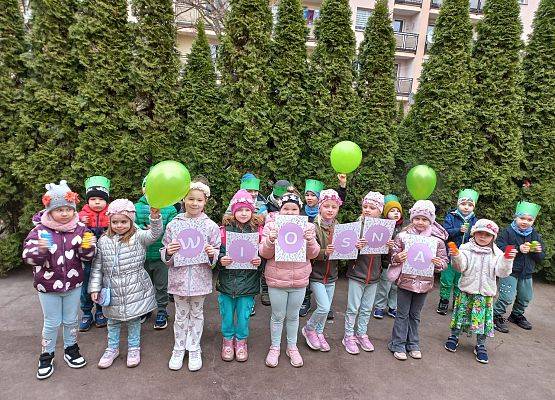 PRZEDSZKOLAKI WITAJĄ WIOSNĘ grafika