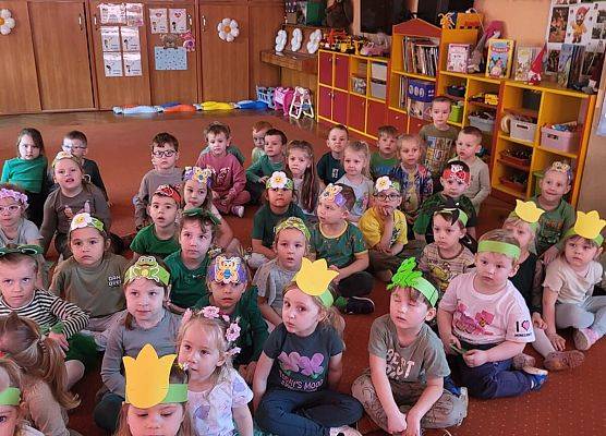 PRZEDSZKOLAKI WITAJĄ WIOSNĘ grafika