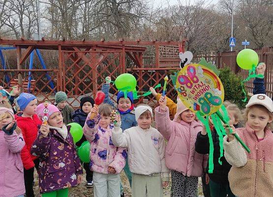 PRZEDSZKOLAKI WITAJĄ WIOSNĘ grafika