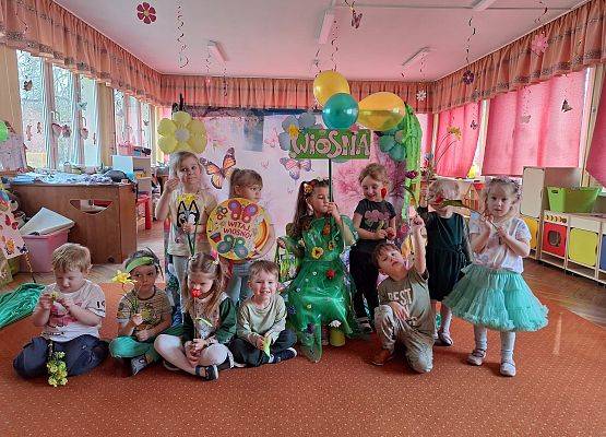 PRZEDSZKOLAKI WITAJĄ WIOSNĘ grafika