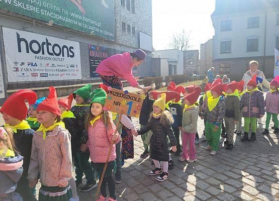 PRZEDSZKOLAKI WITAJĄ WIOSNĘ grafika