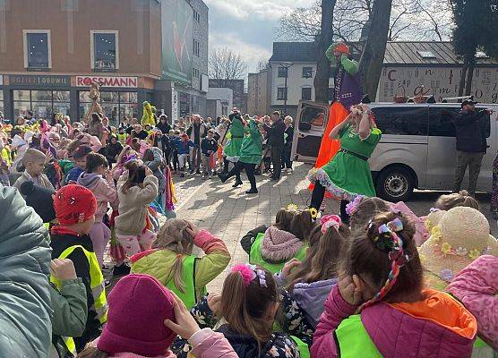 PRZEDSZKOLAKI WITAJĄ WIOSNĘ grafika