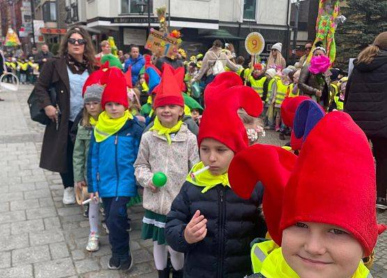 PRZEDSZKOLAKI WITAJĄ WIOSNĘ grafika