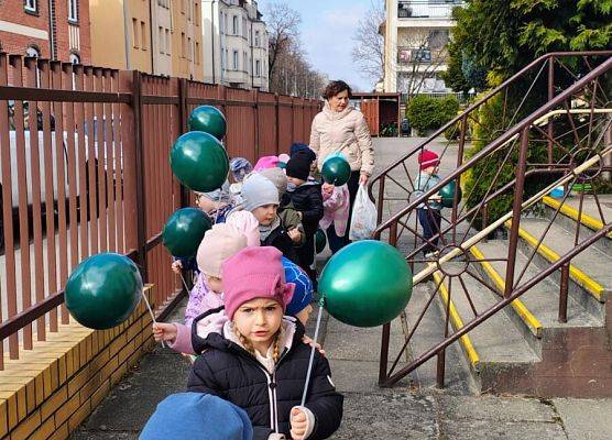 PRZEDSZKOLAKI WITAJĄ WIOSNĘ grafika