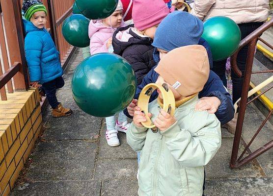 PRZEDSZKOLAKI WITAJĄ WIOSNĘ grafika