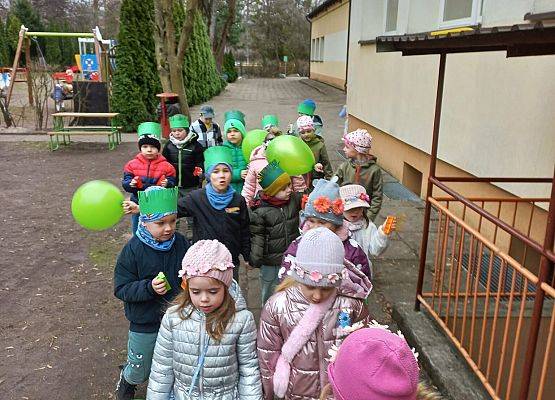 PRZEDSZKOLAKI WITAJĄ WIOSNĘ grafika