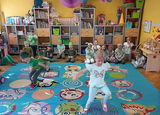 PRZEDSZKOLAKI WITAJĄ WIOSNĘ grafika