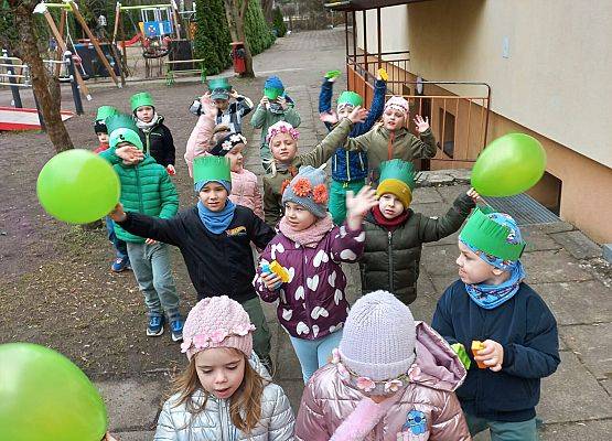 PRZEDSZKOLAKI WITAJĄ WIOSNĘ grafika