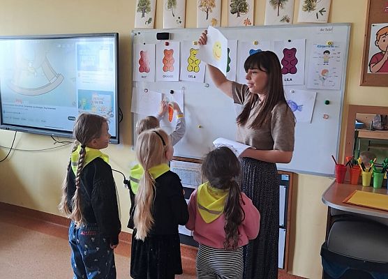 STARSZAKI W SPOŁECZNEJ JĘZYKOWEJ SZKOLE PODSTAWOWEJ W LĘBORKU grafika