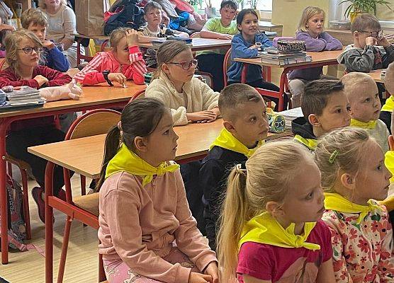 STARSZAKI NA LEKCJI W SZKOLE PODSTAWOWEJ NR 8 W LĘBORKU grafika