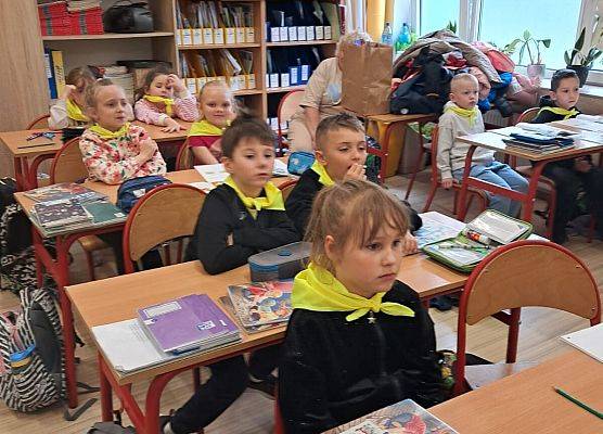 STARSZAKI NA LEKCJI W SZKOLE PODSTAWOWEJ NR 8 W LĘBORKU grafika