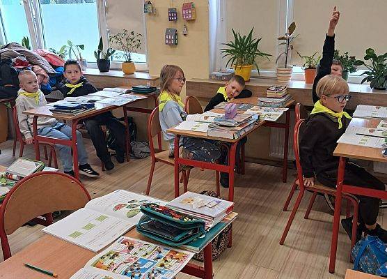 STARSZAKI NA LEKCJI W SZKOLE PODSTAWOWEJ NR 8 W LĘBORKU grafika