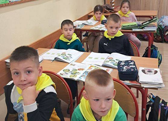 STARSZAKI NA LEKCJI W SZKOLE PODSTAWOWEJ NR 8 W LĘBORKU grafika