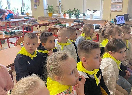 STARSZAKI NA LEKCJI W SZKOLE PODSTAWOWEJ NR 8 W LĘBORKU grafika