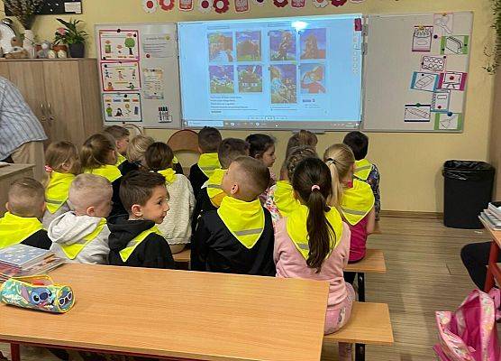 STARSZAKI NA LEKCJI W SZKOLE PODSTAWOWEJ NR 8 W LĘBORKU grafika