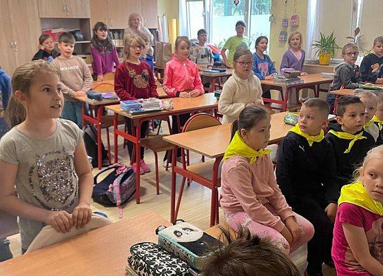 STARSZAKI NA LEKCJI W SZKOLE PODSTAWOWEJ NR 8 W LĘBORKU grafika