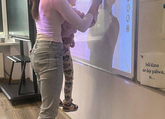 STARSZAKI NA LEKCJI W SZKOLE PODSTAWOWEJ NR 8 W LĘBORKU grafika