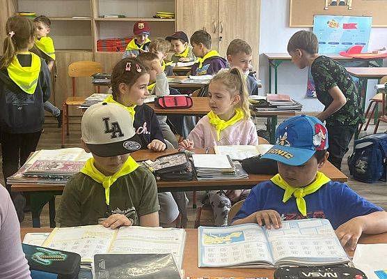 STARSZAKI NA LEKCJI W SZKOLE PODSTAWOWEJ NR 8 W LĘBORKU grafika