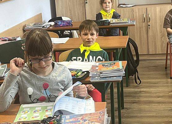 STARSZAKI NA LEKCJI W SZKOLE PODSTAWOWEJ NR 8 W LĘBORKU grafika