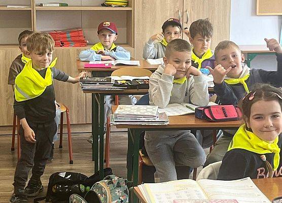 STARSZAKI NA LEKCJI W SZKOLE PODSTAWOWEJ NR 8 W LĘBORKU grafika