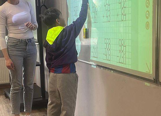 STARSZAKI NA LEKCJI W SZKOLE PODSTAWOWEJ NR 8 W LĘBORKU grafika