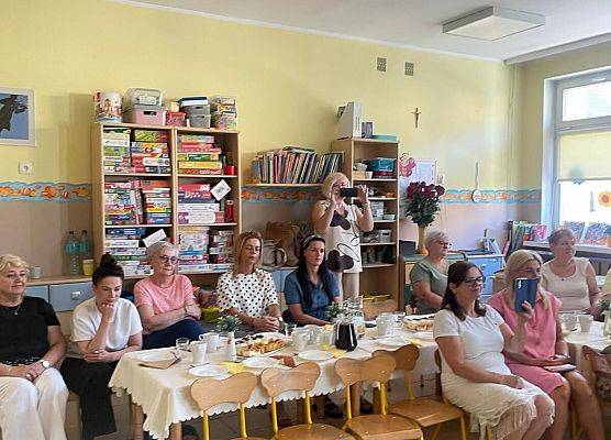 POŻEGNANIE STARSZAKÓW Z PERSONELEM ORAZ MŁODSZYMI KOLEGAMI grafika