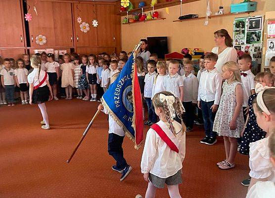 POŻEGNANIE STARSZAKÓW Z PERSONELEM ORAZ MŁODSZYMI KOLEGAMI grafika