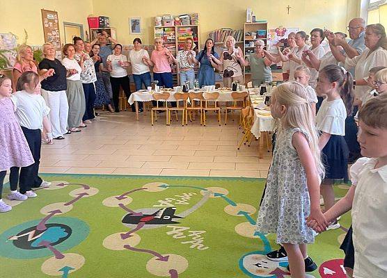 POŻEGNANIE STARSZAKÓW Z PERSONELEM ORAZ MŁODSZYMI KOLEGAMI grafika